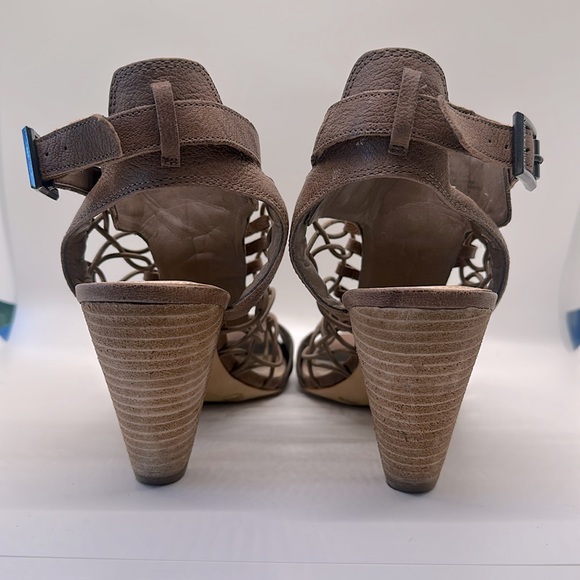 Vince Camuto Evel gladiator heel in taupe. Size US 10 - Picture 4 of 5